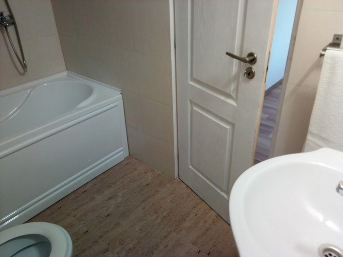 Bathroom 3, Belegania, Oarja