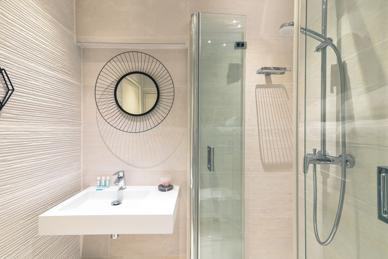 Bathroom, a coté de la place du pilori, Maine-et-Loire