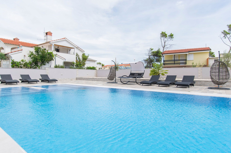 Others 2, Charming Studio Apartment With Shared Indoor Pool in Vir, Vir