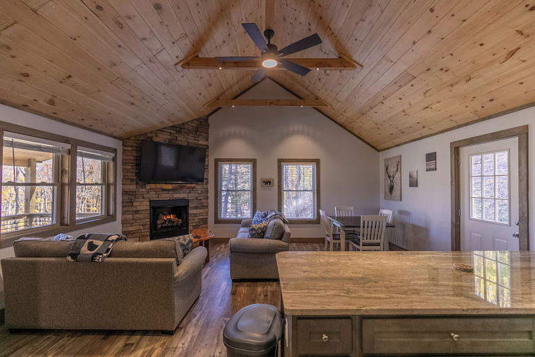 Others 2, Whiskey Rock Private Cabin on Beech Mountain, Hot Tub, Gas Fireplace, EV Charger, Watauga