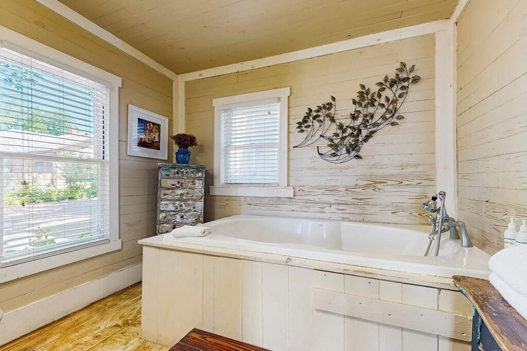 Others 5, Romantic Studio Suite With a Jetted Tub & Old-world Comfort, Gillespie