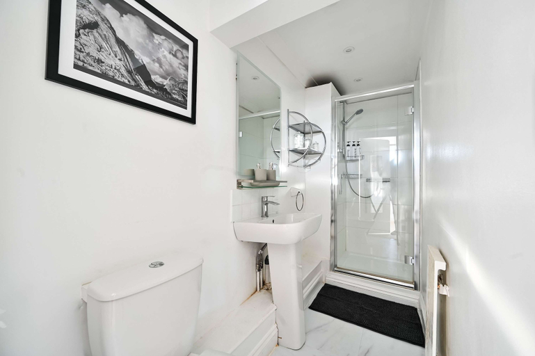 Others 2, Chelsea Loft - Stylish Sanctuary, London