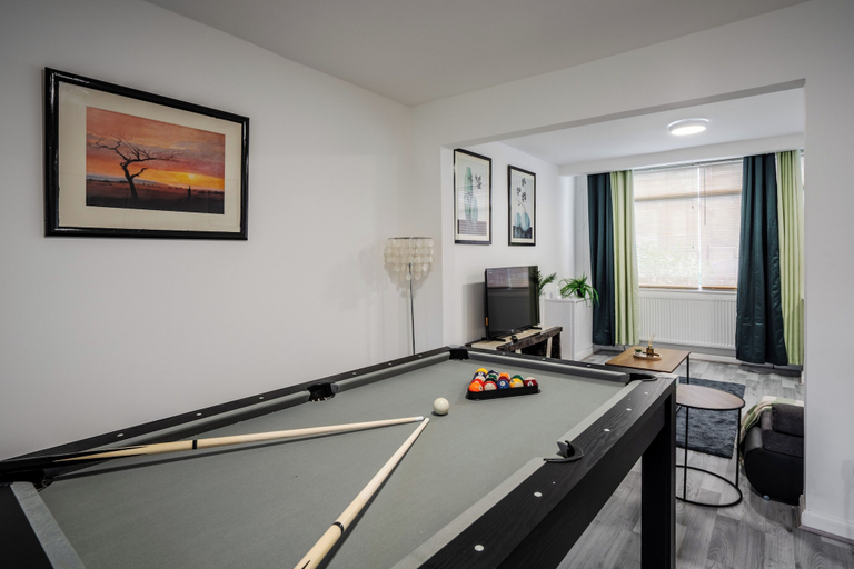 Others 4, 3 Bedroom House - Pool Table, Opp Train Station, Rochdale