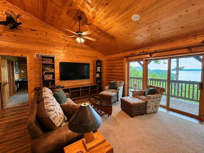 Others 1, Hollow Tree Lodge With Game Room, Camden