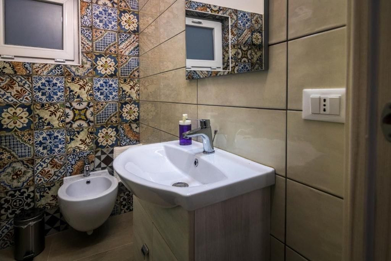 Bathroom 5, Casa del Forestiero Umberto, Catania