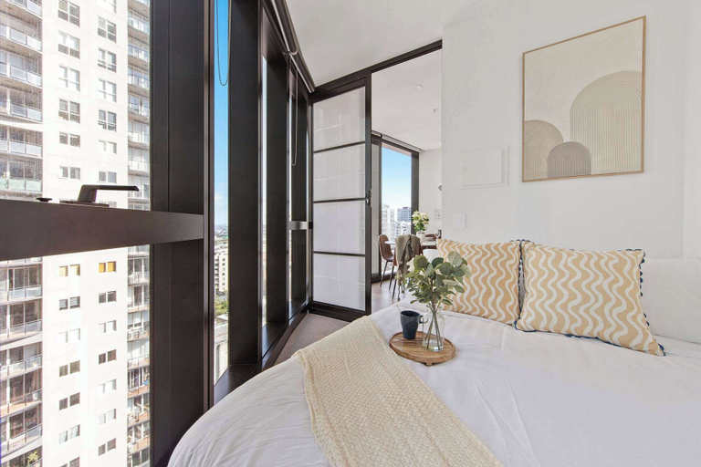 Others 5, Luxury CBD Stay, Pool, Spa & City Views, Melbourne