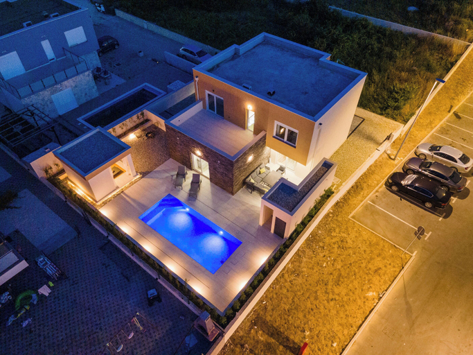 Others 3, Villa Lukic, Privlaka