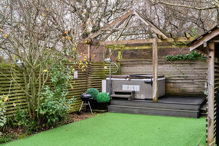 Others 4, Scenic Hot Tub Cottage for 2, Dorset