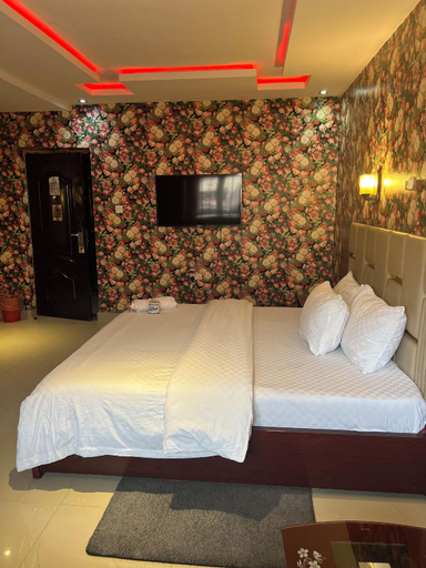 Others 4, Ice Suites, Surulere