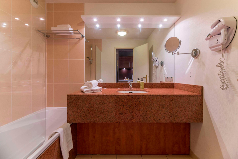 Bathroom 4, Cerise Bordeaux Mérignac Aéroport, Gironde