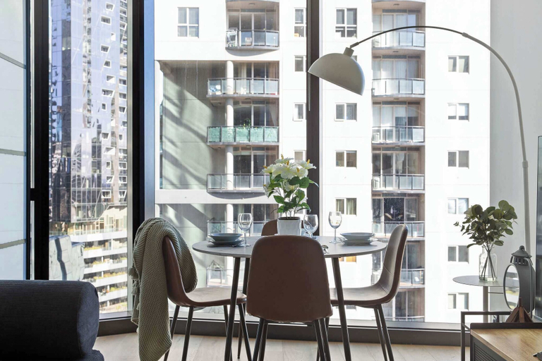 Others 2, Luxury CBD Stay, Pool, Spa & City Views, Melbourne