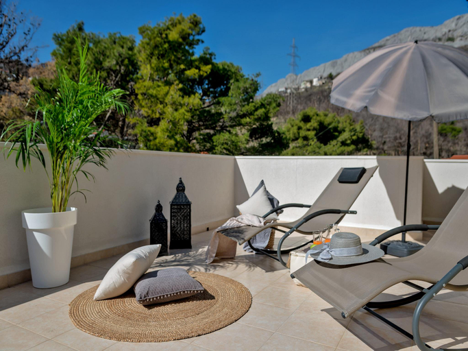 Others 3, Villa in Žrnovnica with Heated Saltwater Pool, Split