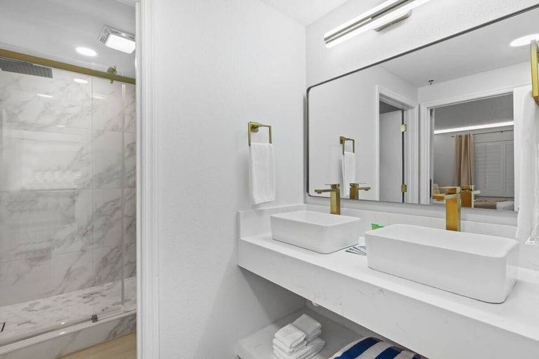 Bathroom, Suite c/ Vista Piscina + Parking Gratis, Orange