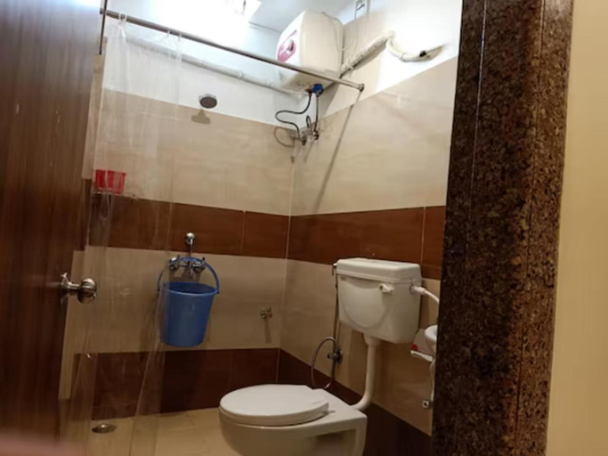 Bathroom, Hotel Kumud Plaza, Khordha