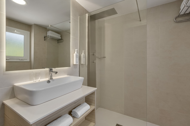 Bathroom 4, Aparthotel Pierre & Vacances Mallorca Cecilia, Baleares