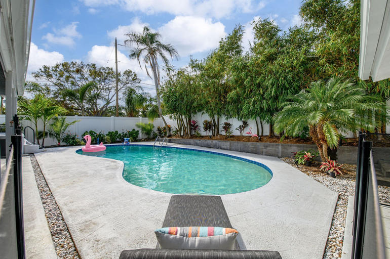 Others 3, Breezy Blue-pool Hot Tub Minutes to Beach Games, Pinellas