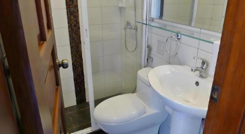 Bathroom 5, Ipil Suites Puerto Princesa, Puerto Princesa City