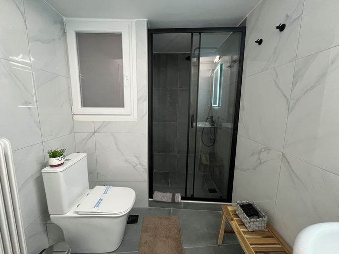 Bathroom 5, Cozy Plaka Apartment, Attica