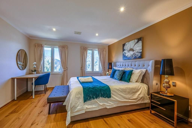 Others 2, StayAU 2-Story Lakeside Oasis w/Scenic, Melbourne