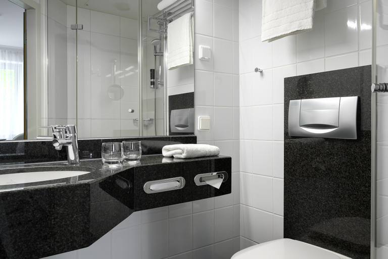 Bathroom 5, Leonardo Hotel Nürnberg City Center, Nürnberg