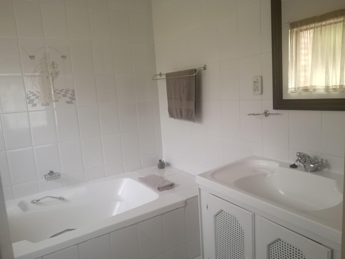 Bathroom 5, Eagles Nest, Eden
