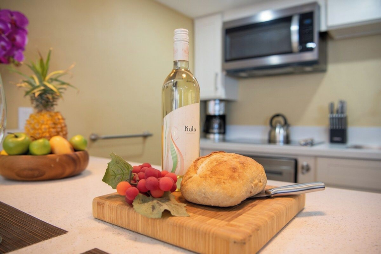 Food & Drinks 5, Remodeled Beachfront Studio AC Wonderful Ocean View -royal Kahana 317, Maui