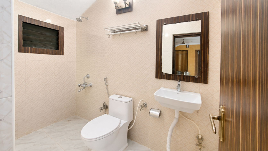 Bathroom 3, Blue Bay Beach Resort, Kancheepuram