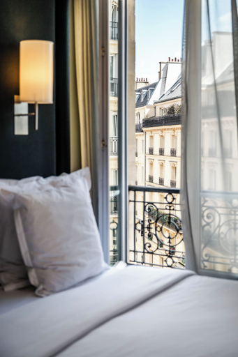 Bedroom 2, Hotel Bassano, Paris