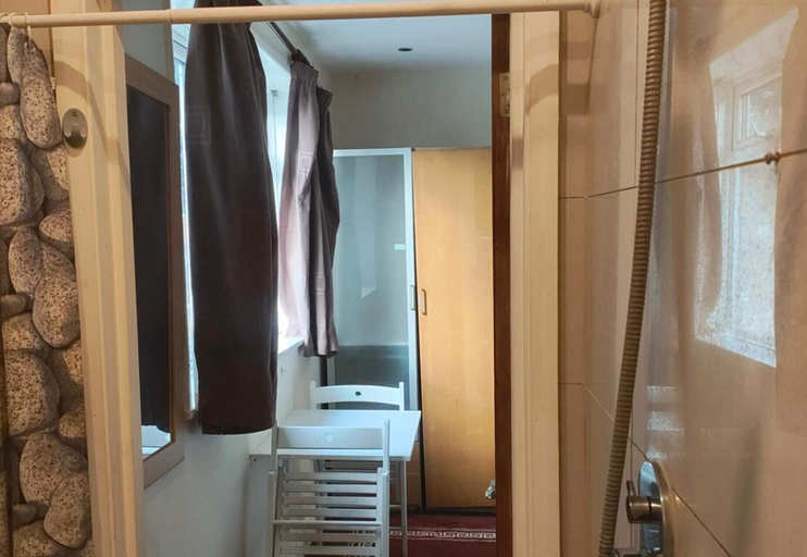 Others 4, Studio Sleeps 2 With Parking, London