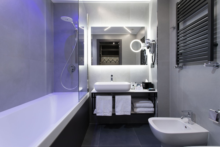 Bathroom 5, iQ Hotel Milano, Milano