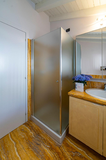 Others 5, Villa Anna Lake View, Brescia