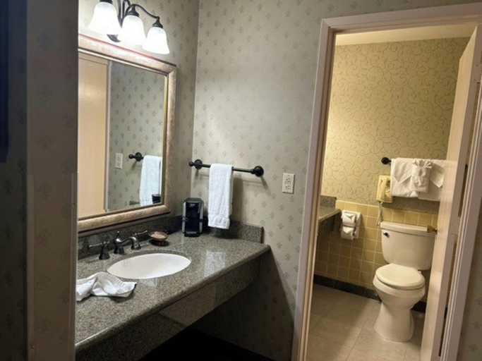 Bathroom 5, Piccadilly Inn Airport, Fresno