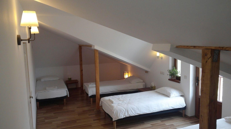 Bedroom 2, Belegania, Oarja