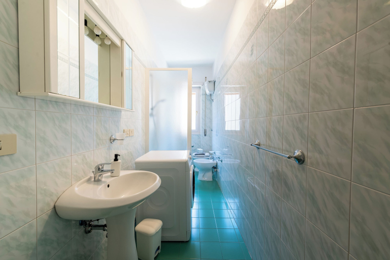 Bathroom 4, Casa Tripolitania, Roma