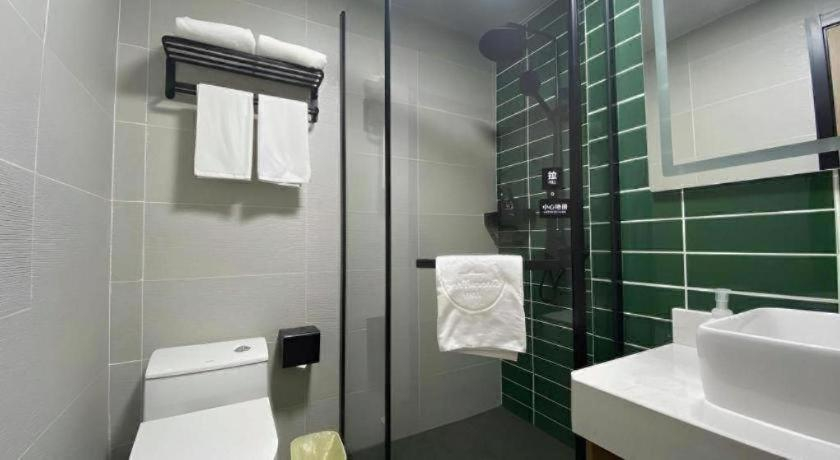 Bathroom 3, Green Tree Inn Huangshan Yixian County Xidi Hongcu, Huangshan