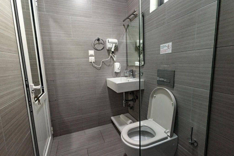 Bathroom 3, Hotel Aloha, Sarandës