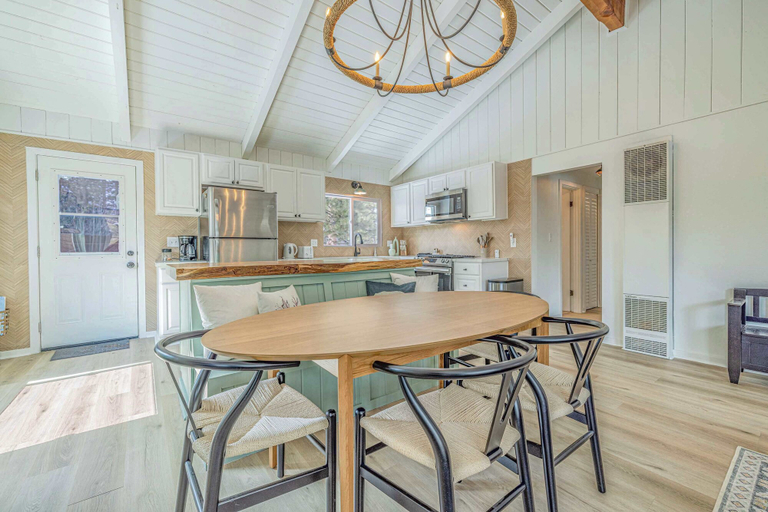 Others 3, Chic Cabin Retreat With Hot Tub Big Bear, San Bernardino