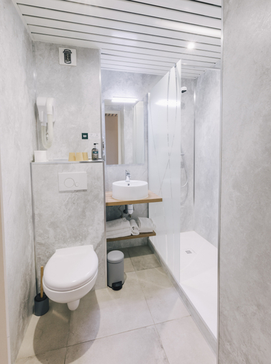 Bathroom 5, Logis Hotel la Grassinais Saint-Malo, Ille-et-Vilaine