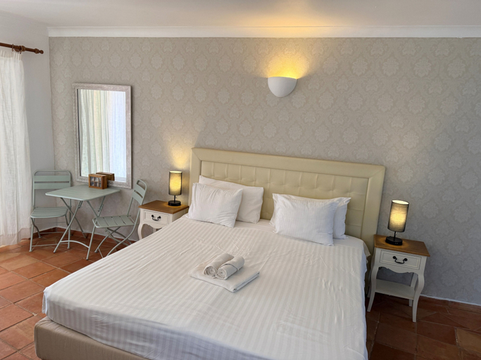 Others 3, Studio With Pool and Meia Praia Beach Access, Lagos