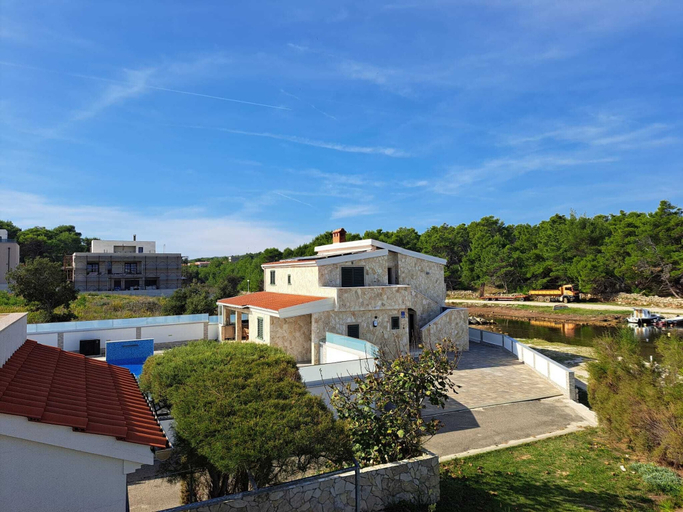 Others 3, Charming Studio Apartment With Shared Indoor Pool in Vir, Vir