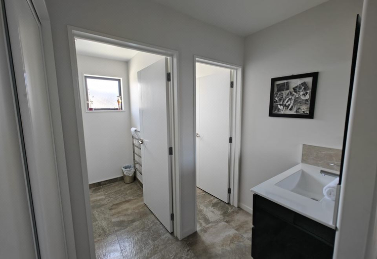 Bathroom 3, Hunter Hunter, Mackenzie