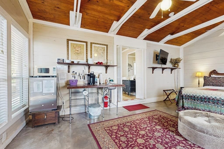 Others 3, Romantic Studio Suite With a Jetted Tub & Old-world Comfort, Gillespie