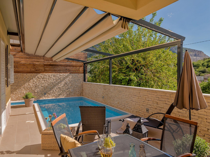Others 5, Villa in Žrnovnica with Heated Saltwater Pool, Split