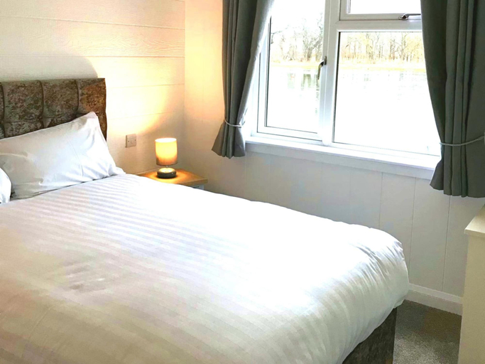 Others 2, Picturesque Lakeside Cabin for 4, Perthshire and Kinross