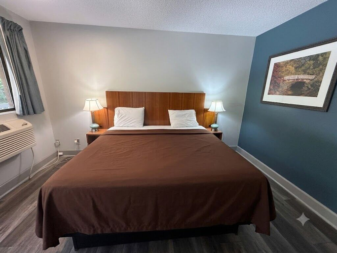 Bedroom 2, King's Inn Motel, Granville