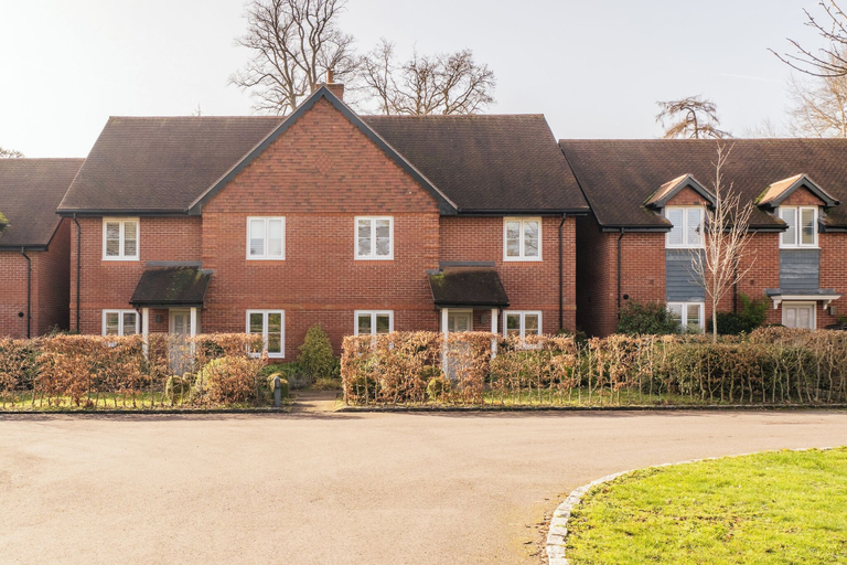 Others 4, Modern 3 BD House Surrounded by Greenery, Oxfordshire