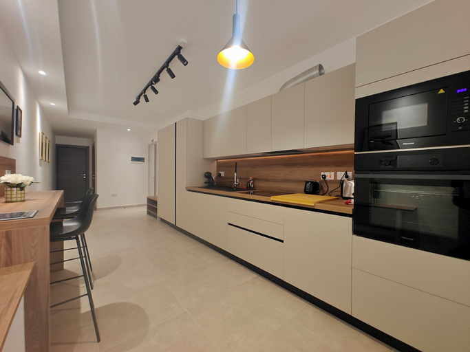 Others 2, Spacious Modern Stay w/ Balcony - Gzira