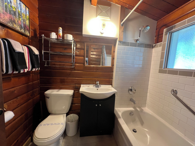 Bathroom 3, The Cedars Motel, Columbia-Shuswap