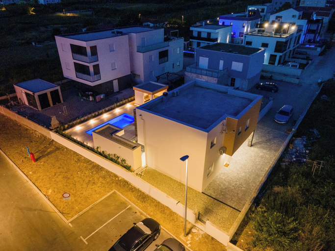 Others 4, Villa Lukic, Privlaka
