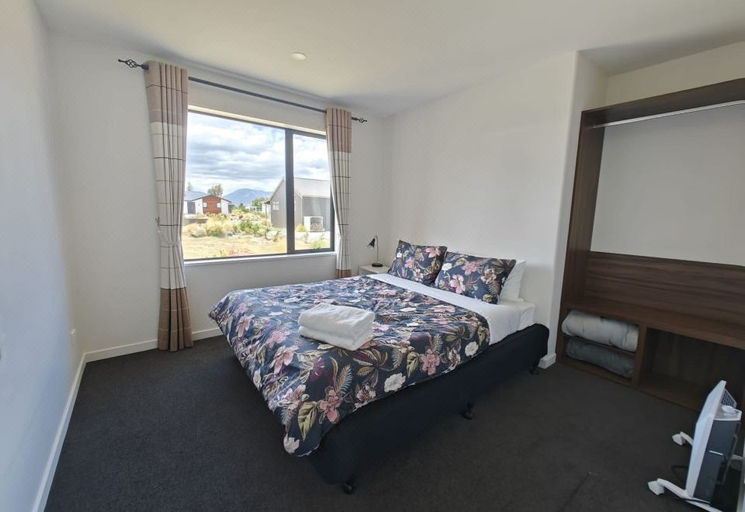Bedroom 2, Hunter Hunter, Mackenzie